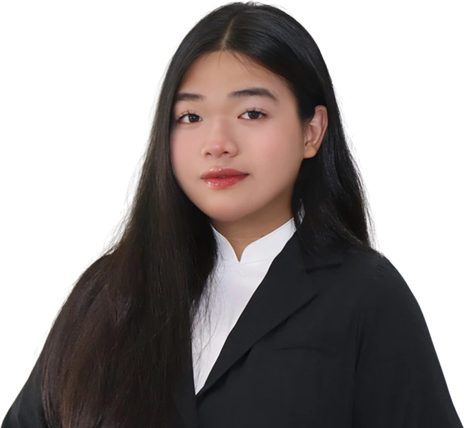 Chân dung Jennie Nguyễn trong áo blazer đen, từ portfolio cá nhân.